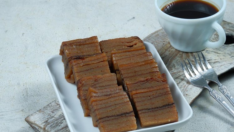 1444346127 kue lapis engkak ketan- is one of the original Indonesian layer cakes from Lampung and is also popular in Palembang