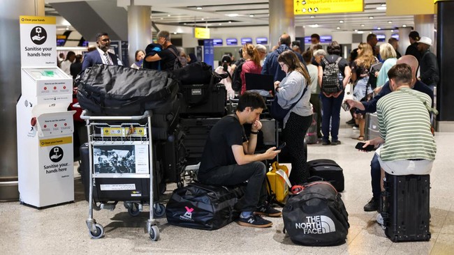 Kebakaran Bandara Heathrow juga menyebabkan ribuan penumpang pesawat telantar dan menyebabkan kekacauan perjalanan udara di seluruh dunia.