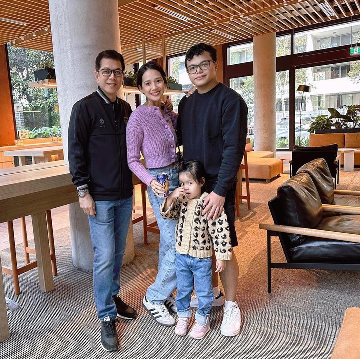 <p>Gista dan Wishnutama menyempatkan diri untuk mengantar putra mereka pindahan ke Australia untuk memulai perkuliahannya. "<em>Alhamdullilah</em> adek Sultan Saladyne mendapatkan International Student Award dari @unsw dan hari ini Student Orientation day untuk memulai kuliahnya," tulis Wishnutama. (Foto: Instagram @wishnutama)</p>