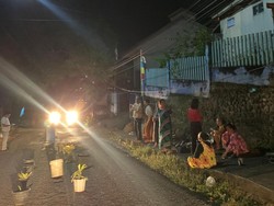 Emak-emak Pasang Pot Bunga di Jalan Parepare gegara Rusak Tak Diperbaiki