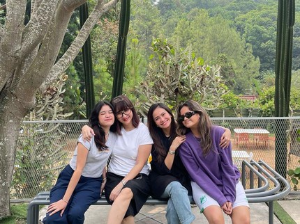 7 Potret Anak Ersa Mayori & Anak Novita Angie Sahabatan Sejak kecil, Kini Kuliah Bareng di Bandung