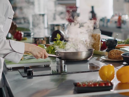 Kisah WNI Asal Tegal Dinikahi Chef Austria, Sukses Bisnis Restoran Bareng Suami di AS Sejak 1999