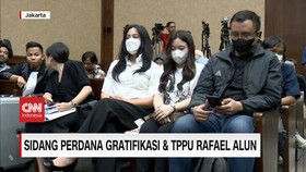 VIDEO: Istri Turut Hadir di Sidang Perdana Rafael Alun