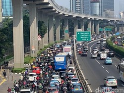 Warga Keluhkan Jalan Gatsu Arah Semanggi Macet Meski Sudah Ada LRT