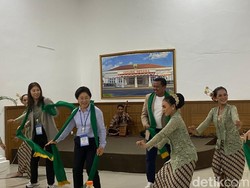 Kala Wali Kota dari Korea Selatan Terhipnotis Tarawangsa di Sumedang