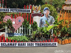 Keren! Karangan Bunga Hari Jadi Trenggalek Berwujud Bibit Tanaman