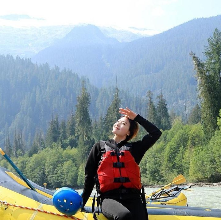 <p>Keseruan bertambah ketika Natasha menaiki wahana arung jeram di sungai dengan arus yang cukup deras. "Rafting di squamish river dengan jarak sekitar 16 km & suhu air 2-4 derajat celcius.. seru bgt! If its not risky, what's the fun?" ucapnya. (Foto: Instagram @natashawilona12)</p>