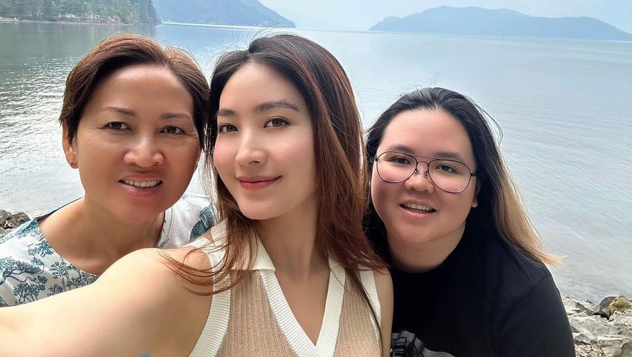 Liburan Natasha Wilona bersama ibu dan adik