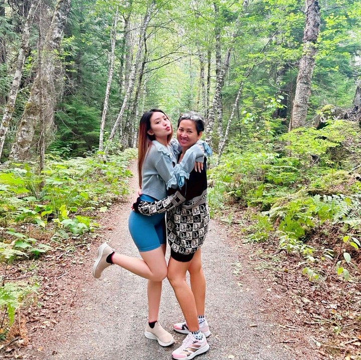 <p>Tak lupa, Natasha juga membagikan potret hangat bersama sang Bunda ketika liburan. "LOML (love of my life)," tulis Natasha. (Foto: Instagram @natashawilona12)</p>