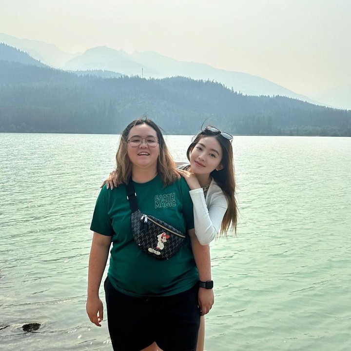 <p>Di Kanada, Natahsa bersama keluarganya menikmati wisata alam. Mereka juga sempat melihat matahari terbenam dari ketinggian 7500 kaki di puncak gunung Blackcomb. Kemudian, Natasha juga melakukan pendakian perdananya ke Whistler Mountain dengan tinggi mencapai 2.182 meter. (Foto: Instagram @natashawilona12)</p>