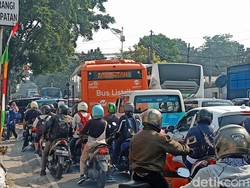 Penampakan Macet Parah Gegara Proyek Galian di Pondok Pinang Jaksel