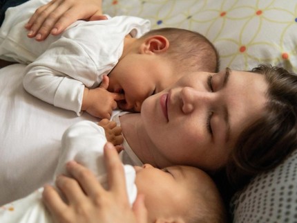 5 Posisi Menyusui Bayi Kembar yang Benar dan Cara Menyusuinya yang Nyaman