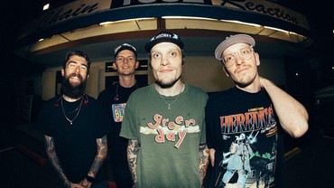 Pee Wee Gaskins & Summerlane Jadi Tamu Spesial Konser Neck Deep di Indonesia