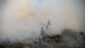 FOTO: Karhutla di Dekat Permukiman Warga di Ogan Ilir