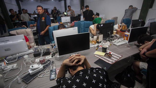 Sejumlah selebgram ditangkap polisi lantaran mempromosikan situs judi online lewat akun media sosial. Mereka pun mendapat imbalan dari aktivitas tersebut.