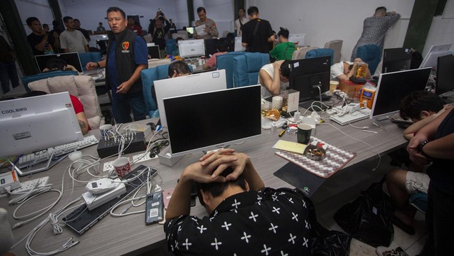 Polisi mengungkap markas judi online yang berlokasi di Tangerang meraup keuntungan hingga Rp10 miliar selama empat bulan beroperasi.