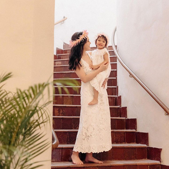 <p>Belum lama ini, Shandy dan Claire terlihat berkunjung ke Hawaii. Keduanya tampil cantik dengan gaun putih dan mahkota bunga merah muda. (Foto: Instagram: @shandyaulia)</p>