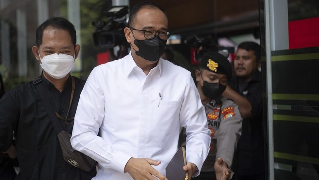 Eks Ditjen Pajak Kementerian Keuangan Rafael Alun Trisambodo melibatkan ibunya, istri dan tiga anaknya dalam pencucian uang. Siasat ini pun terbongkar.