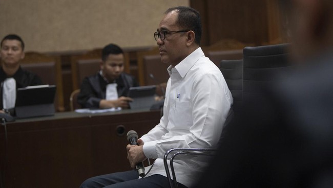 Tim kuasa hukum Rafael Alun menyebut surat dakwaan jaksa KPK tidak cermat, jelas dan lengkap (obscuur libel) sehingga harus dinyatakan batal demi hukum.
