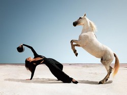 Potret Kendall Jenner bareng Kuda Tampilkan Koleksi Terbaru Stella McCartney