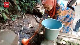 VIDEO: Kekeringan, Nenek Renta Kumpulkan Tetes Air Bersih