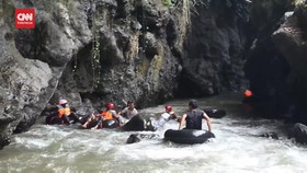 VIDEO: Serunya Memacu Andrenalin Main River Tubing di Lombok Tengah