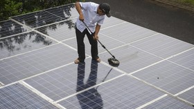 Mimpi Muluk di Siang Bolong dan Target Usang Energi Terbarukan 2025