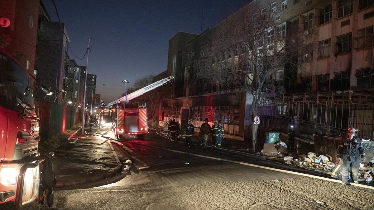 FOTO: 60 Orang Tewas Terpanggang dalam Kebakaran di Johannesburg