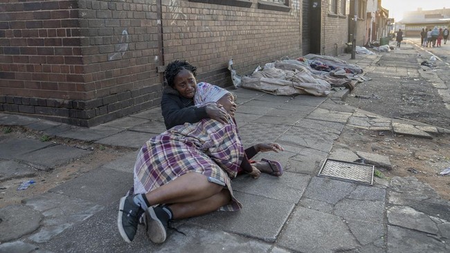 FOTO: 60 Orang Tewas Terpanggang dalam Kebakaran di Johannesburg
