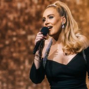 Adele Dikabarkan Ambruk Saat Gelar Konser di Las Vegas, Ternyata Ini Penyebabnya!