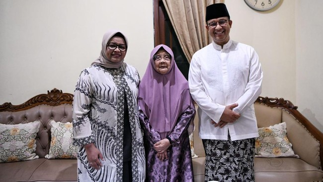 Anies Baswedan mengunjungi ibu dari Ketua Partai Kebangkitan Bangsa (PKB) Muhaimin Iskandar (Cak Imin) Muhassonah Hasbullah.