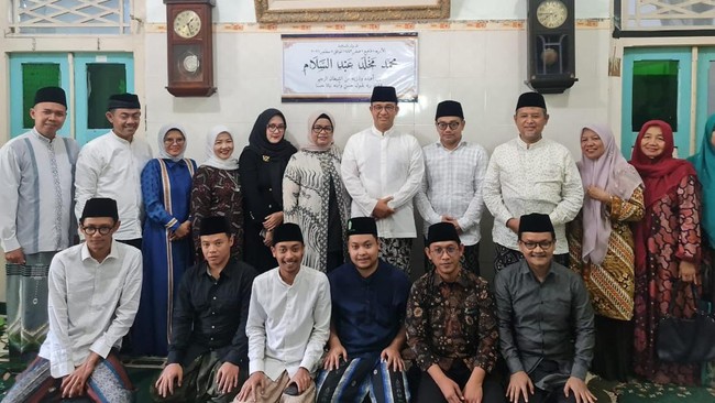 Anies Baswedan mengunjungi kamar tempat Presiden Indonesia Keempat Abdurrahman Wahid dilahirkan di Jombang, Jawa Timur.