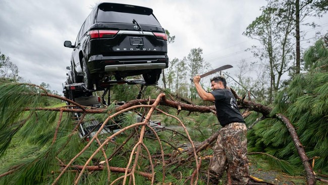 Badai Tropis Idalia yang menghantam Florida AS membawa angin kencang dan gelombang tinggi mematikan yang mengancam nyawa.