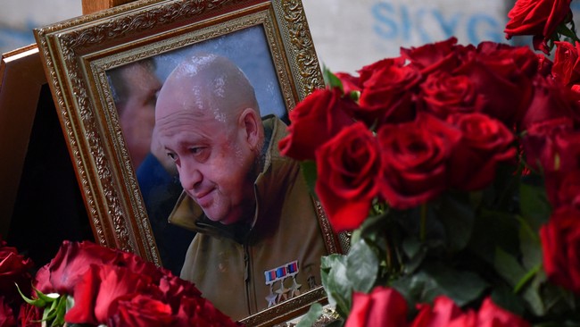 Sebuah video bikin heboh usai menampilkan bos tentara bayaran Rusia Wagner Group Yevgeny Prigozhin yang dinyatakan tewas dalam kecelakaan pesawat.