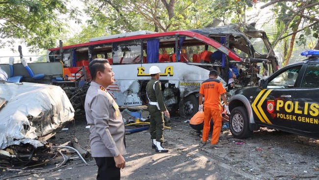 Sopir bus Sugeng Rahayu kaget melihat ada pejalan kaki melintas, dia langsung membanting setir ke arah jalur berlawanan, dimana bus Eka Cepat melaju.