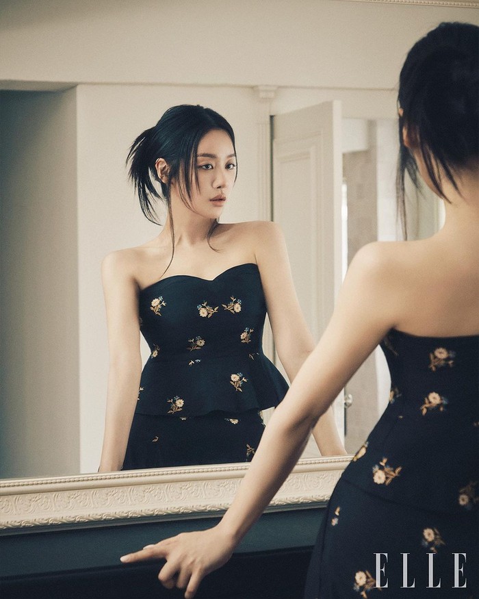 Citra dari brand terlihat semakin mewah ketika koleksi pakaian terbaru dikenakan oleh Cha Joo Young yang memiliki aura mahal, salah satunya adalah strapless dress bewarna hitam dengan motif bunga yang cantik ini./ Foto: instagram.com/ellekorea