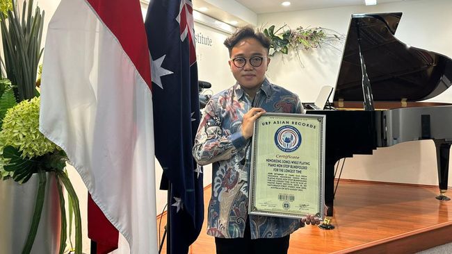 Pianis muda asal Kendal, Jefri Setiawan menjadi pemegang 6 rekor dunia menghafal 170 lagu secara mata tertutup selama enam jam nonstop.