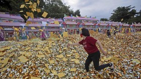 FOTO: Menghormati Jiwa-jiwa yang Berpulang di Festival Hantu Lapar