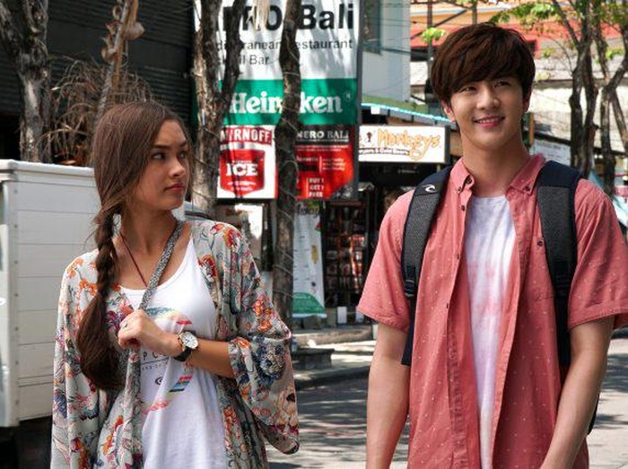 Forever Holiday in Bali yang dibintangi Caitlin Halderman dan Thunder 'MBLAQ'