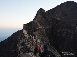 Gunung Raung dengan Jalur Terekstrem dan Puncak yang Megah