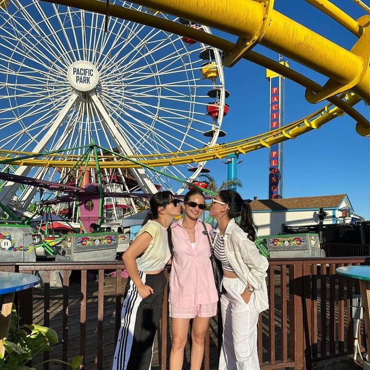 <p>Melalui postingan di Instagram, Hesti menunjukkan momen saat ia dan Enzy menghabiskan waktu di taman hiburan tepi laut, yakni Pacific Park di Santa Monica. (Foto: Instagram @hestipurwadinata)<br /><br /></p>