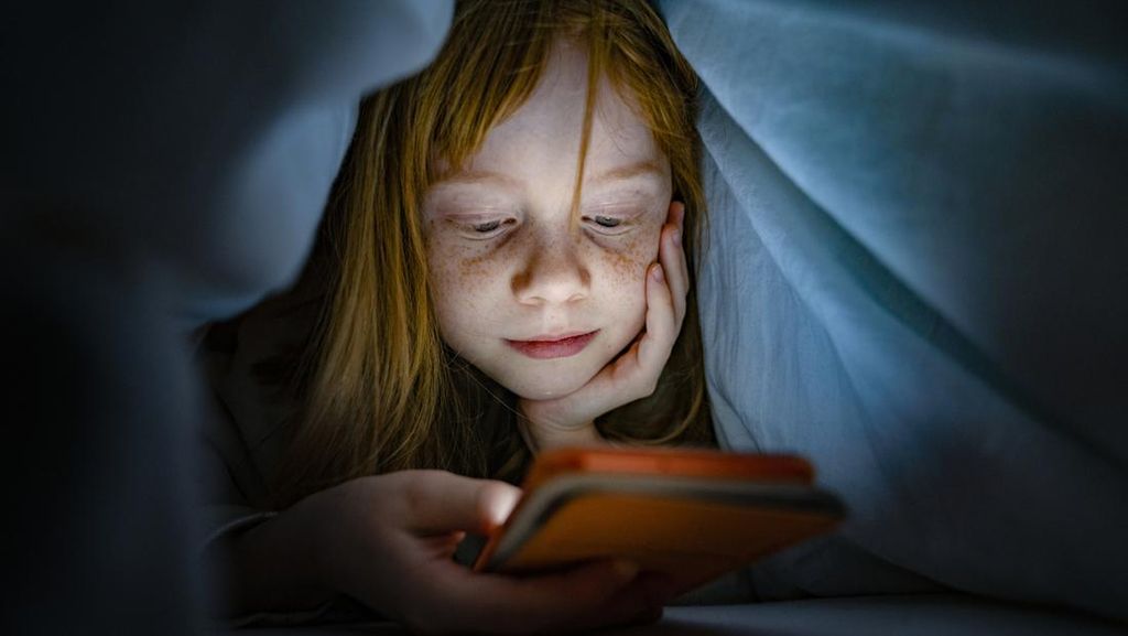 Screen Time Tinggi Hambat Kemampuan Berbahasa Si Kecil