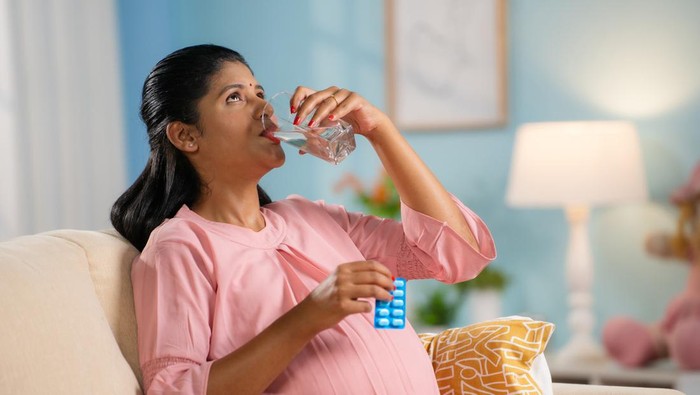 Ilustrasi Ibu Hamil Minum Obat