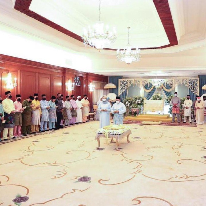 <p>Acara akikah baby Johan digelar tertutup di Istana Kota Lama, Malaysia. Di dalam ruangan istana, terlihat para pria yang datang mengenakan baju Melayu. (Foto: Instagram @ljo_)</p>