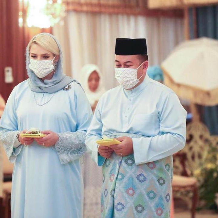 <p>Sofie juga membagikan momen saat keluarganya di Malaysia mengadakan acara akikah untuk sang putra. Dalam acara itu, Sofie dan suami kompak mengenakan pakaian berwarna biru muda. Sofie terlihat cantik mengenakan penutup kepala berwarna senada dengan pakaiannya. (Foto: Instagram @ljo_)</p>