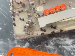 Penumpang Histeris, Kapal Pesiar Tabrak Kapal Tanker Saat Badai