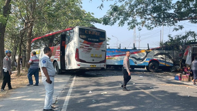 Kecelakaan maut Bus Sugeng Rahayu Vs Bus Eka Cepat di jalur Ngawi-Madiun, diduga karena bus menghindari pejalan kaki yang sedang menyeberang.