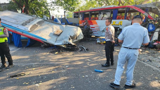 Sebanyak tiga orang meninggal dunia, dua luka berat dan 14 luka ringan akibat kecelakaan bus Sugeng Rahayu vs Eka Cepat di Ngawi.