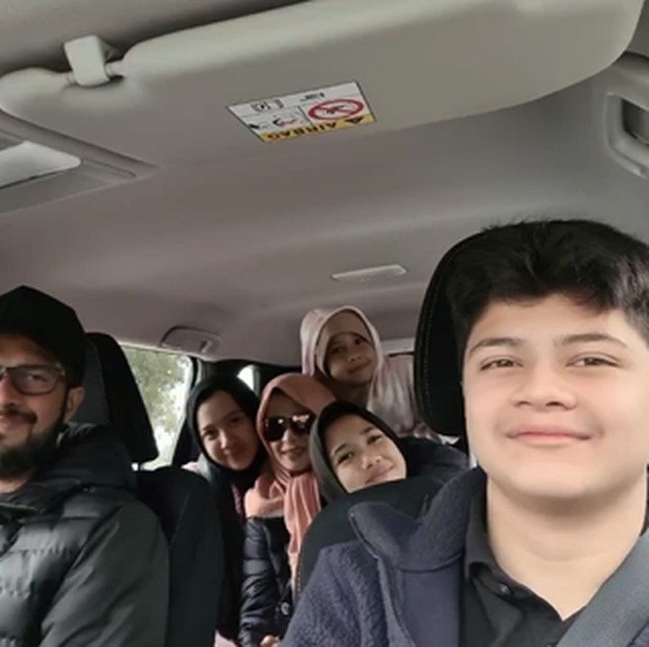 <p>Jihan Fahira membuat postingan baru di akun Instagramnya, Bunda. Kali ini, Bunda dari empat orang anak tersebut membagikan konten Reels yang berisi foto liburan keluarga. (Foto: Instagram @jihanfahirareal)<br /><br /><br /></p>
