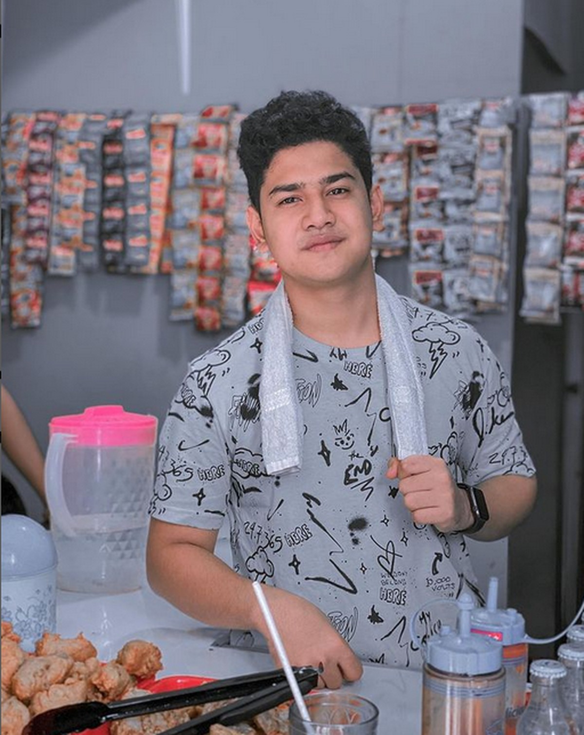 Keseruan Syakir Daulay Saat Makan Nasi Padang hingga Iseng Jualan Bubur